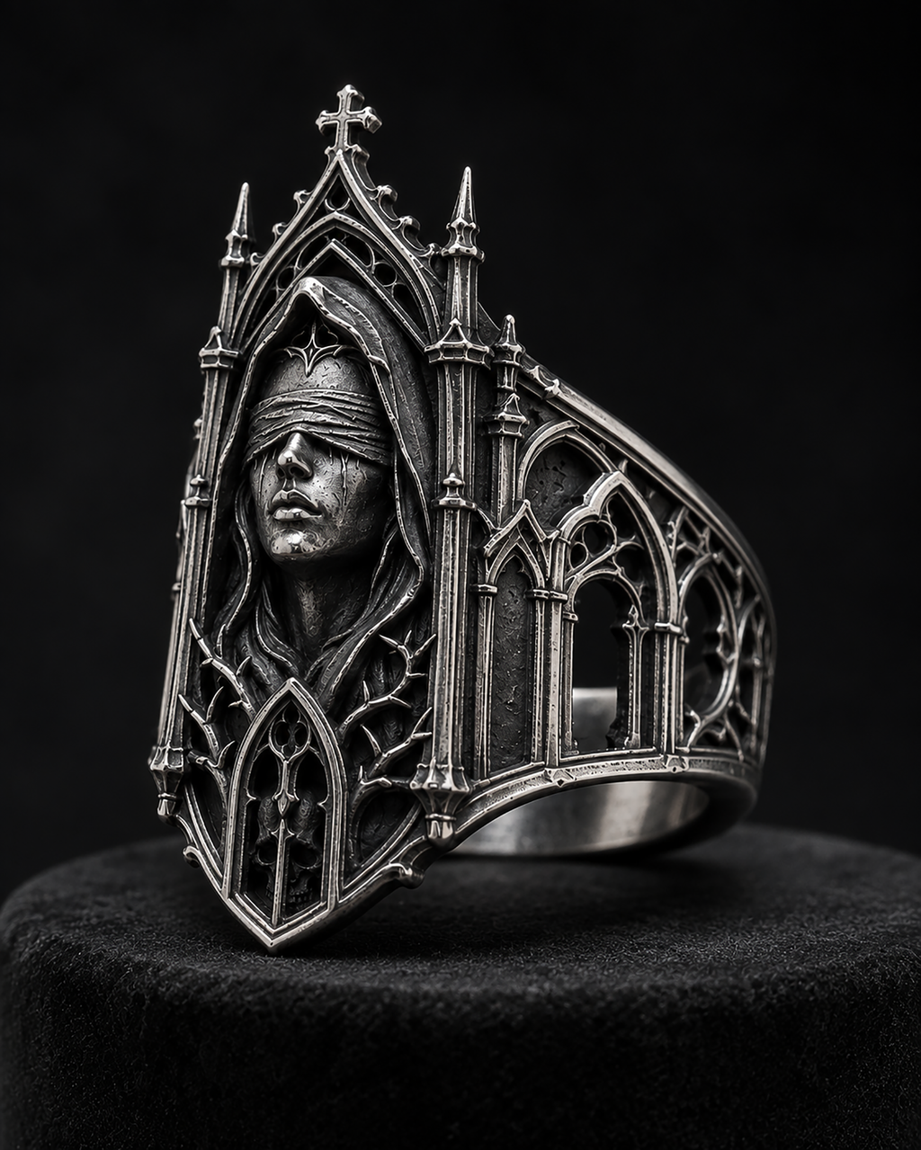 Kurga Atelier Gothic Cathedral Ring macro portrait – Detailed view of the blindfolded saint and thorns.